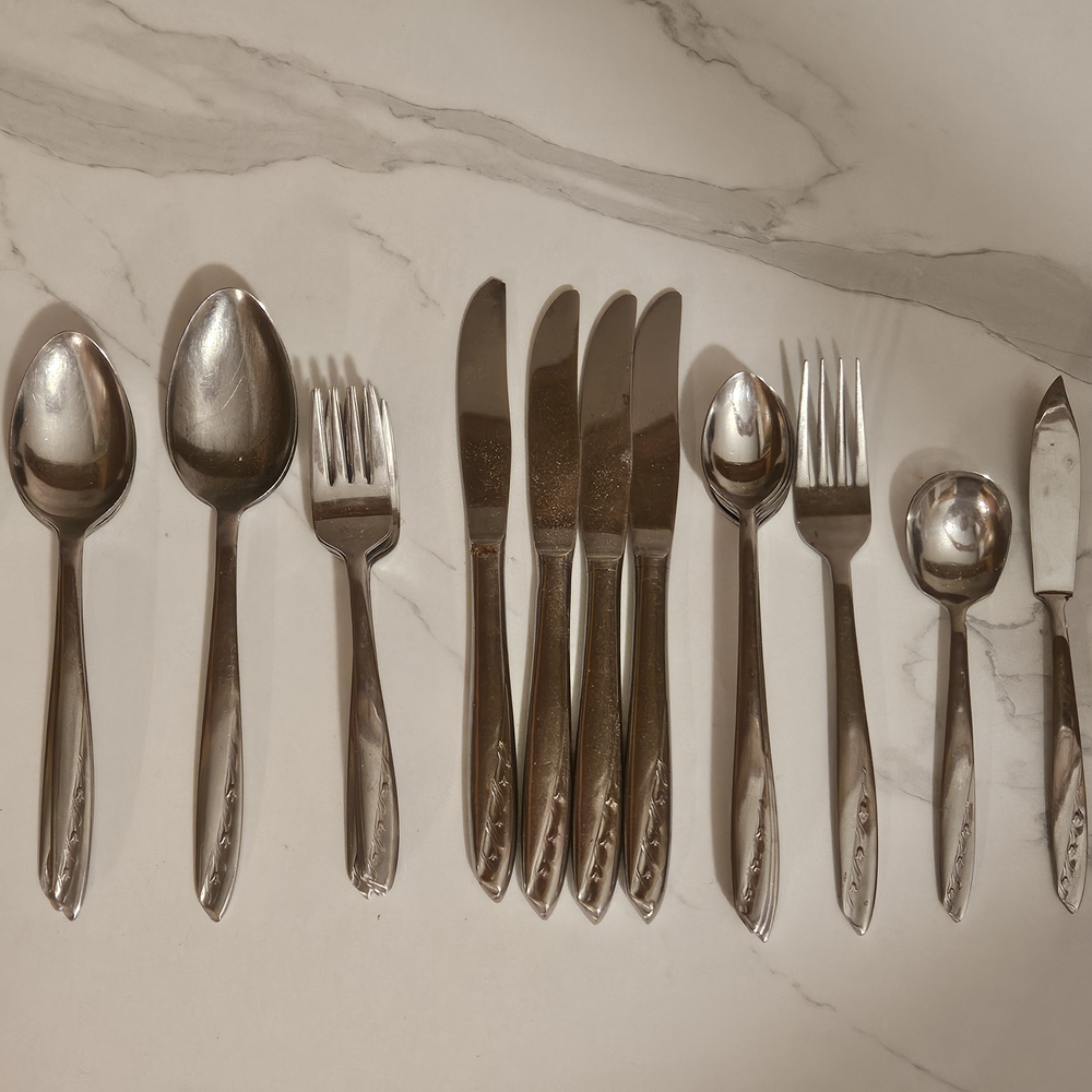 WM Roger's Tulip Pattern Silverware  27 piece